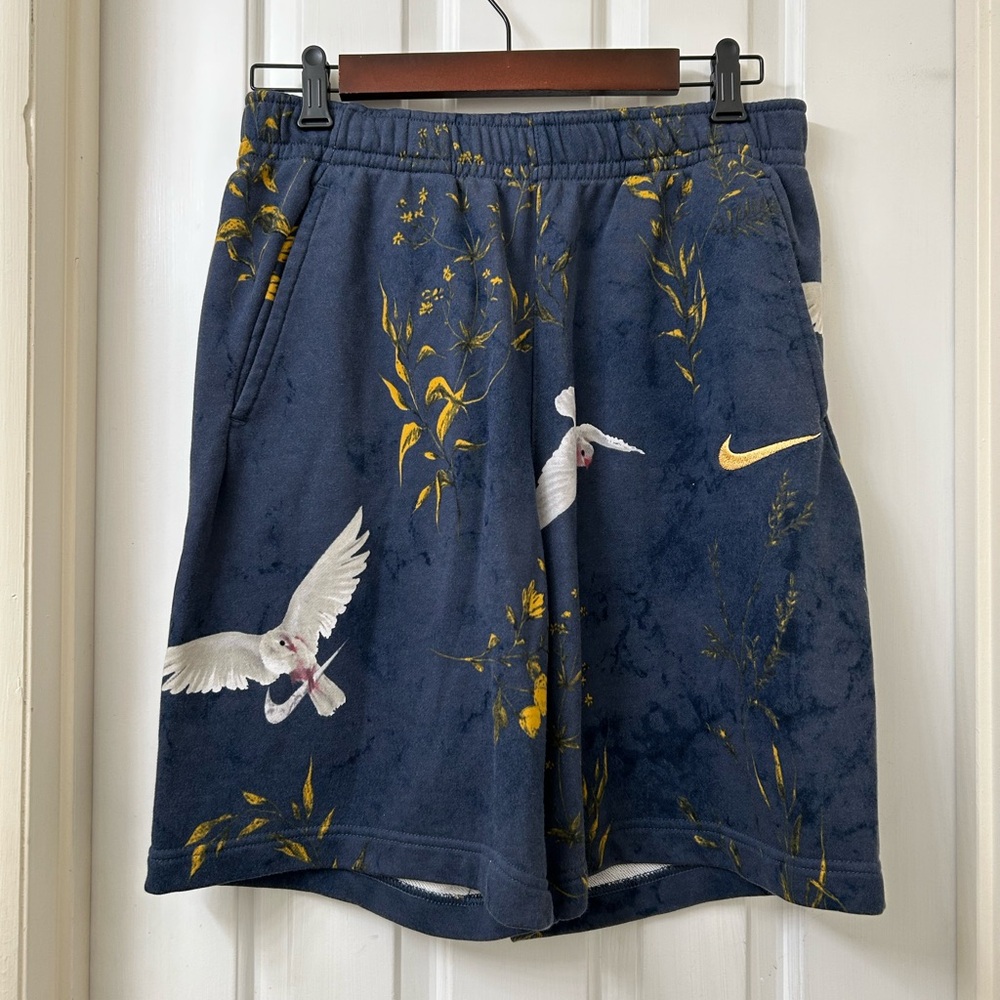 Nike Sportswear Floral Swoosh Dove Birds Shorts Blue White Size M (New)